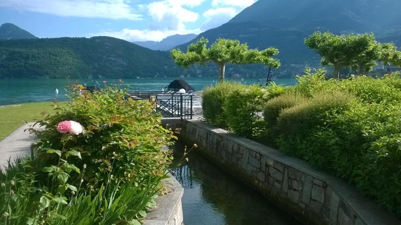 Logement Atypique Avec Vue Unique Panoramique Sur Le Lac D'Annecy, Dans Une Residence Avec Plage Et Ponton Privee Sur La Commune De Duingt Buitenkant foto